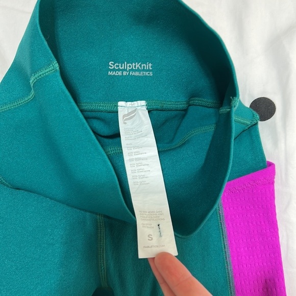 Fabletics High-Waisted Dark Jade/Fiesta SculptKnit Pocket Legging - Picture 5 of 9